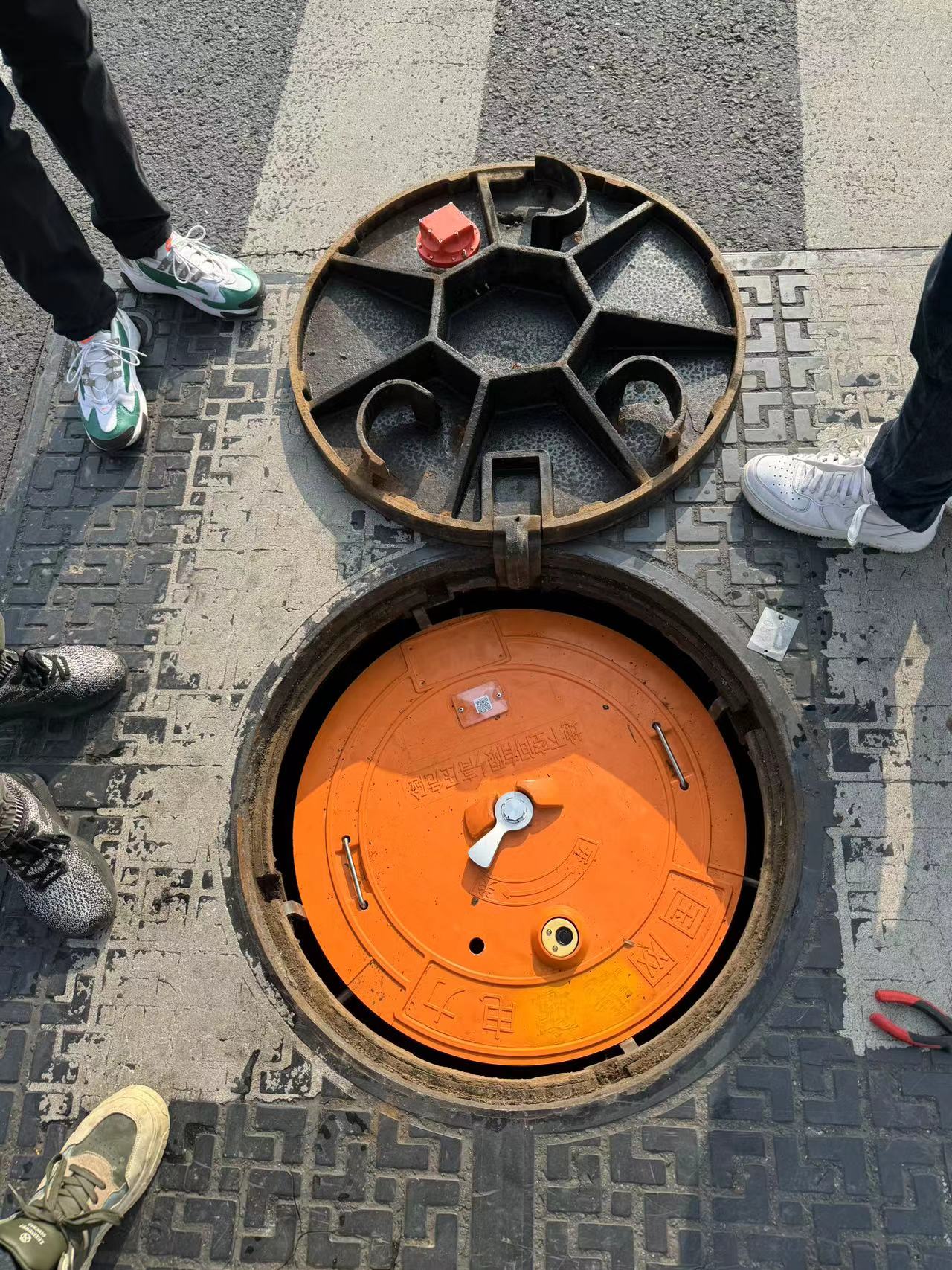 從鑄鐵到智聯(lián)：智能井蓋驅(qū)動的城市道路管理革命